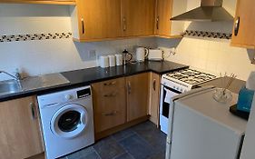 Cosy 3-Bedroom House, Stones Throw To Beach